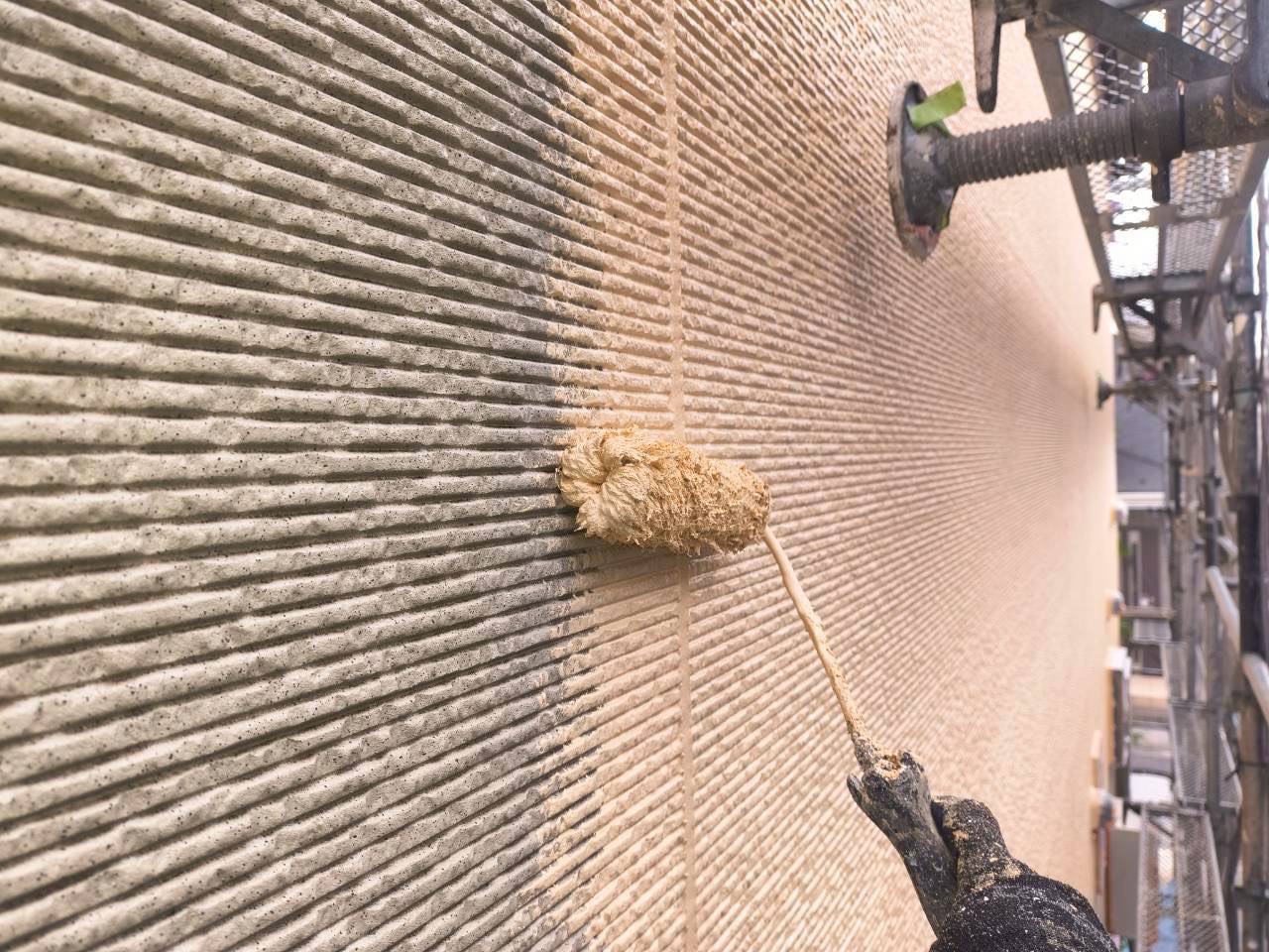 明るい色に塗り替え中の黒ずんだ外壁